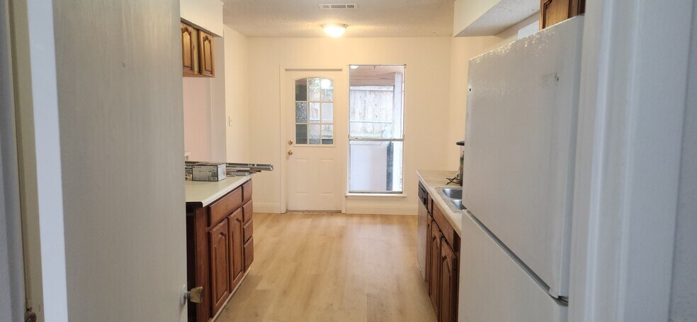 Building Photo - 605 E Applegate Dr