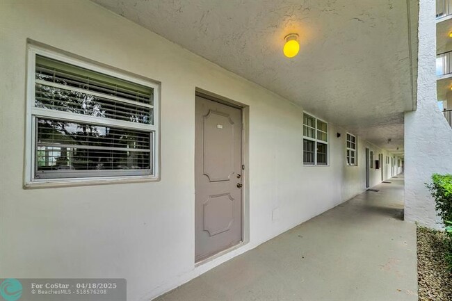 Building Photo - 9430 Poinciana Pl