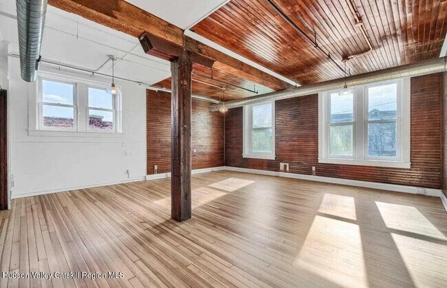 Primary Photo - 15 Railroad Ave