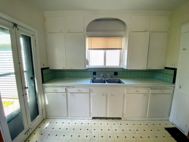 Building Photo - 1301 North- Creston neighborhood- Water Included