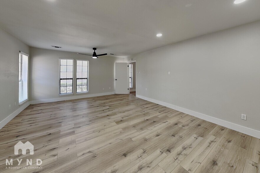 Building Photo - 1215 Spring Lake Dr