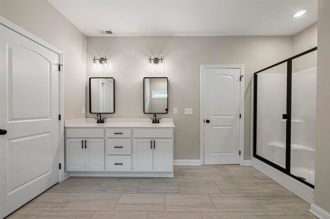 Building Photo - 821 Poplar Log Dr