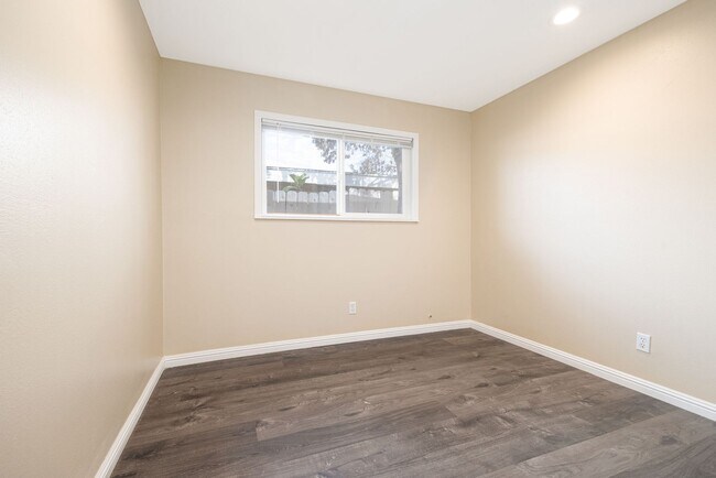 Building Photo - Single family home for rent 4bed/2bath! Mo...