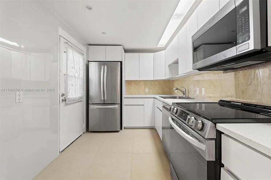 Primary Photo - 3401 N Country Club Dr