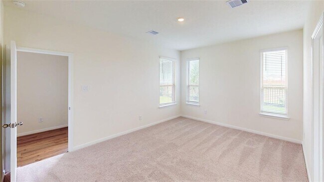 Building Photo - 4809 Sun Fls Dr