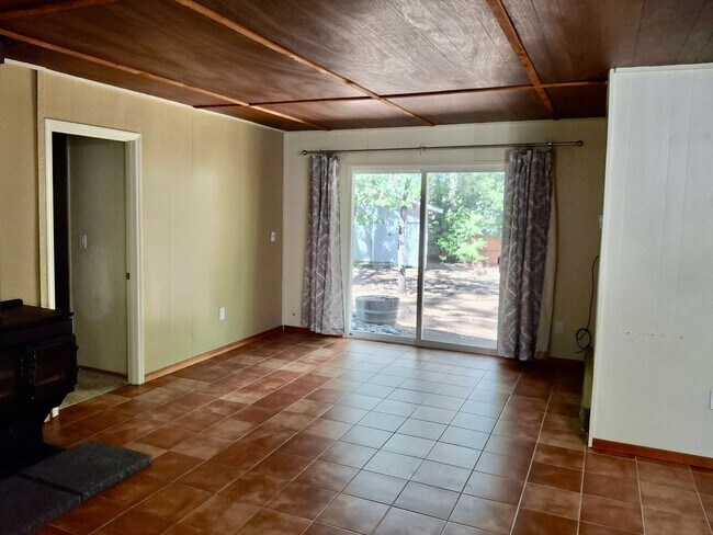 Building Photo - 1588 Quail Ln