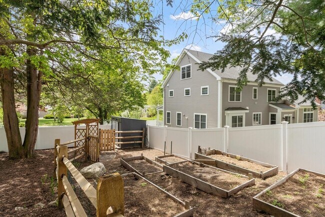 Building Photo - 15 Minuteman Ln