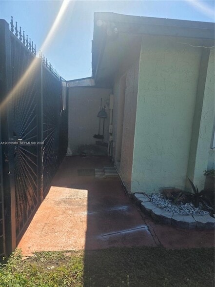Building Photo - 714 SW 99th Ct