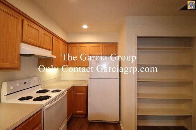 Building Photo - Great 4 bedroom 2.5 bathroom Single Family...