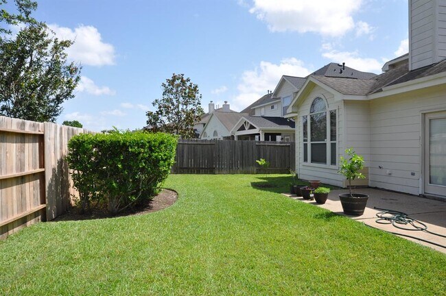 Building Photo - 2222 Drake Falls Dr