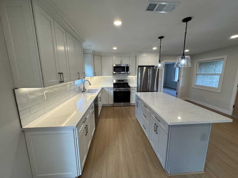 Kitchen - 3185 Oriole Dr