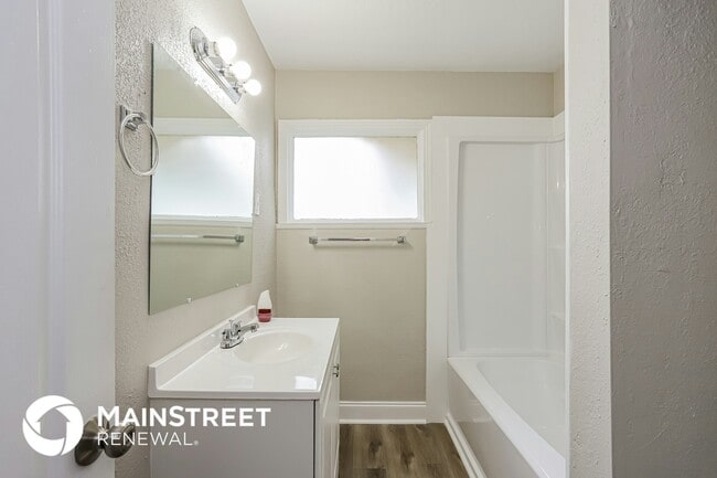 Building Photo - 1480 Park St