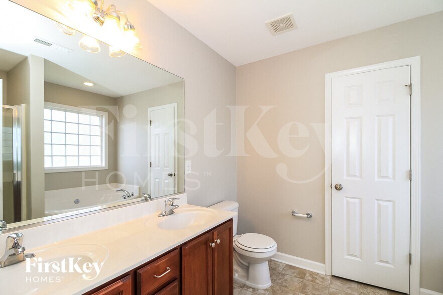 Building Photo - 1647 Crestlawn Tl