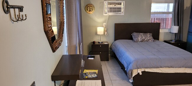 Building Photo - 129 SE 2nd Terrace