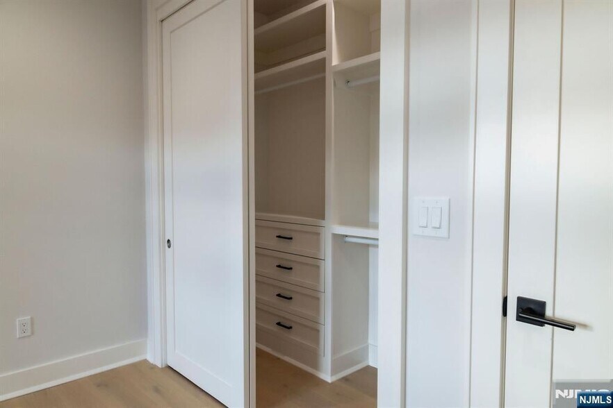 Building Photo - 401 Grand Ave