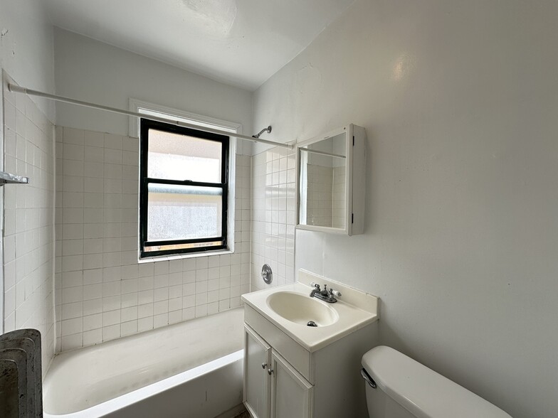 Building Photo - 2338 N Spaulding Ave