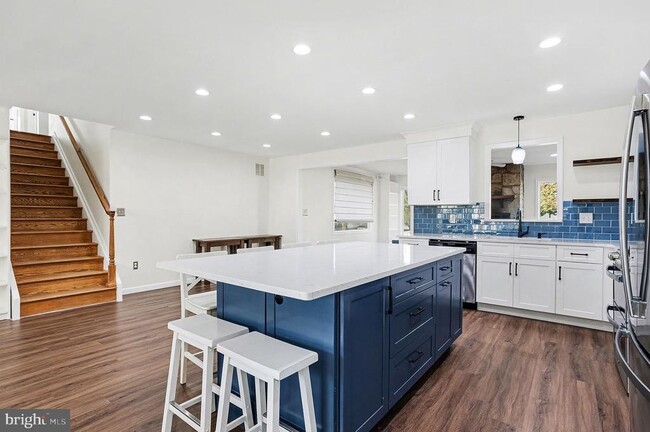 Building Photo - 906 Shelburne Rd