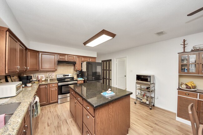 Building Photo - 18 N Deerfoot Cir