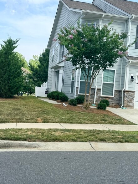 Building Photo - 726 Little Bluestem Dr