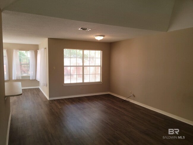 Building Photo - 459 Ridgewood Dr