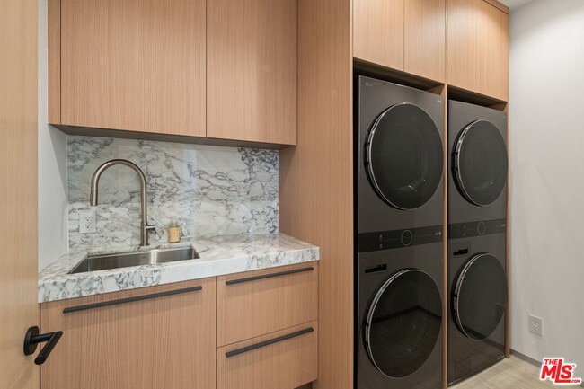 Building Photo - 365 Trousdale Pl