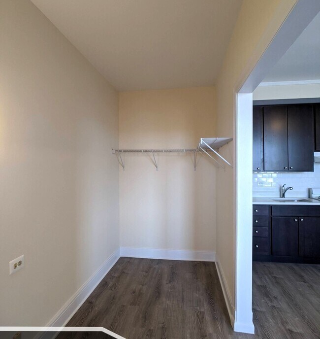 Building Photo - 3335 W Diversey Ave