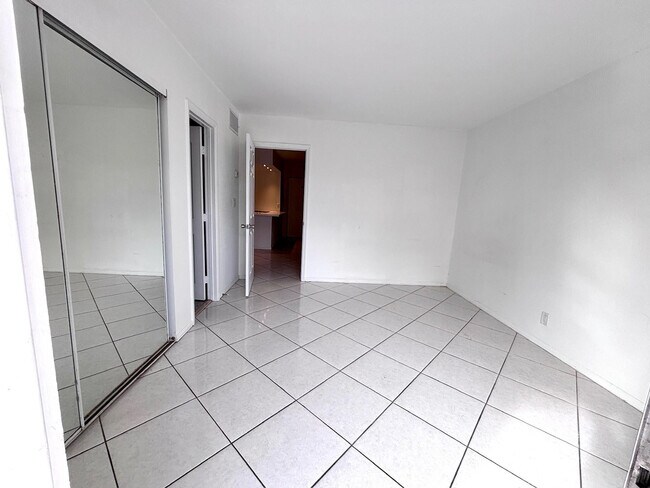 Building Photo - 1407 NE 56th St