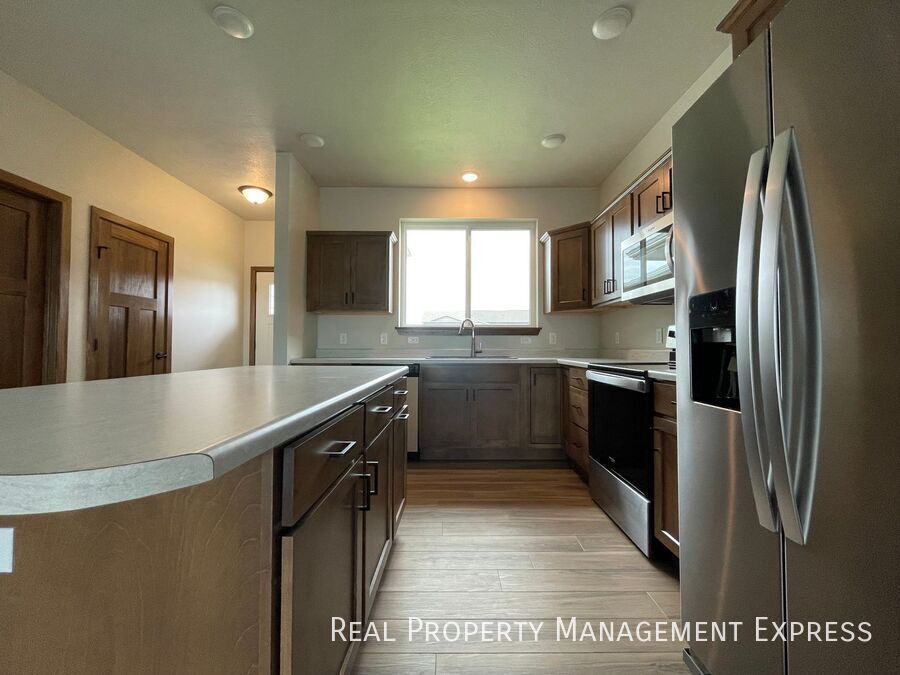 Building Photo - BRAND NEW 4 BED 3 BATH TWIN HOME