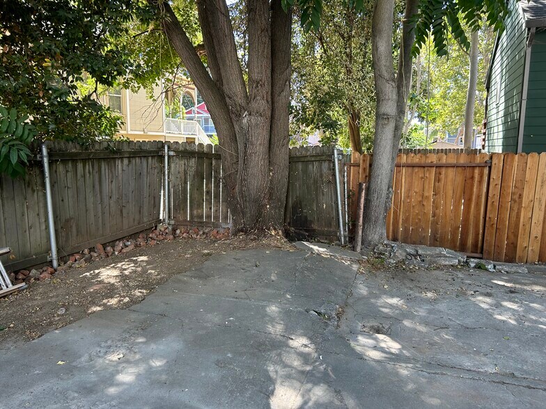 Building Photo - 321 D St