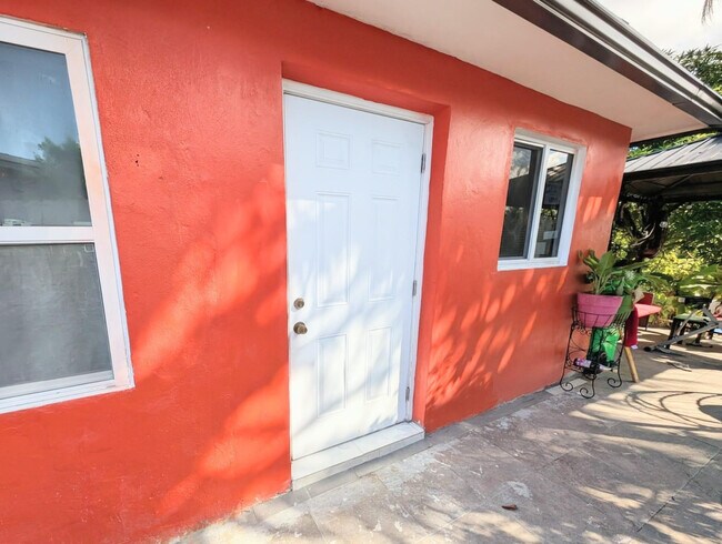 Building Photo - 2534 NW 73rd Ave