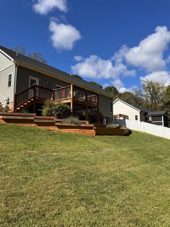 Building Photo - 3 Bedroom || 2 Bathroom Home in Forest