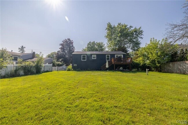 Building Photo - 9 Tree Line Dr