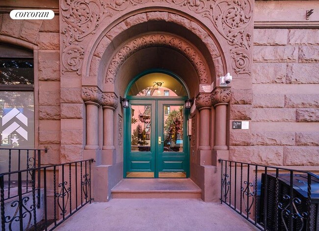 Building Photo - 72 W 69th St