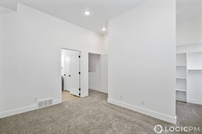 Building Photo - Stunning Mid-Row Townhome Near Downtown SLC!