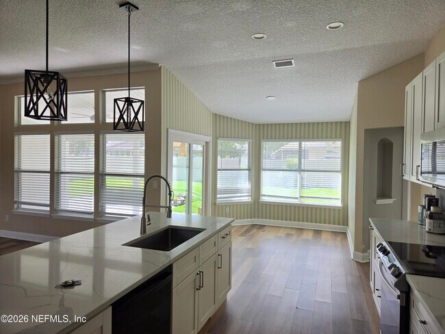 Building Photo - 2071 Thornhill Drive