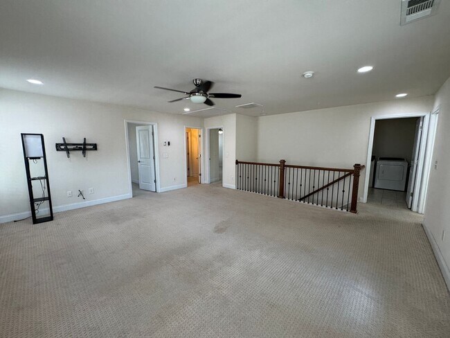 Building Photo - Your Franklin dream rental is here—4 bedrooms, a huge bonus, two en-suites, and an unbeatable loc...
