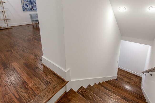 Building Photo - Modern 2 bed, 2.1 Bath townhome, walking distance to Greenville Ave