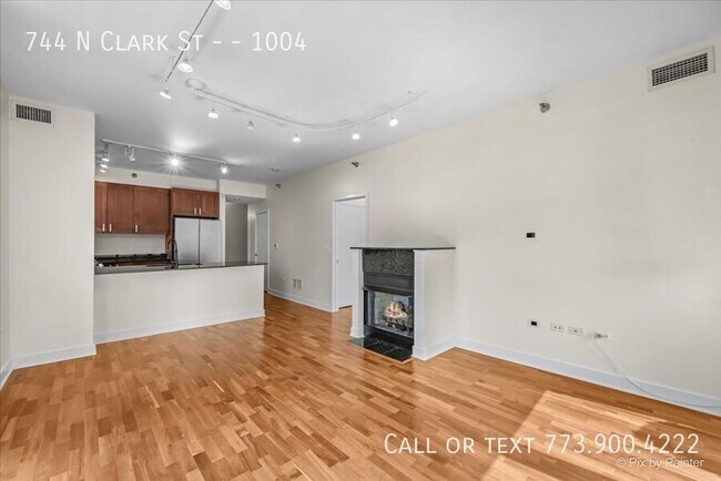 Building Photo - 744 N Clark St