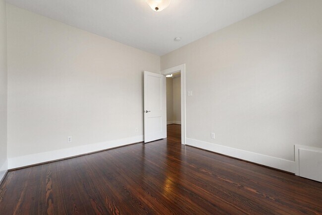 Building Photo - 1135 W Gray St