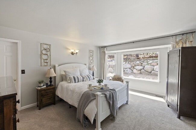 Building Photo - Spacious 6-Bedroom Broadmoor Rental with M...