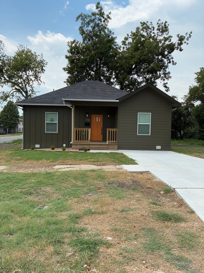 Building Photo - 718 S 19th St