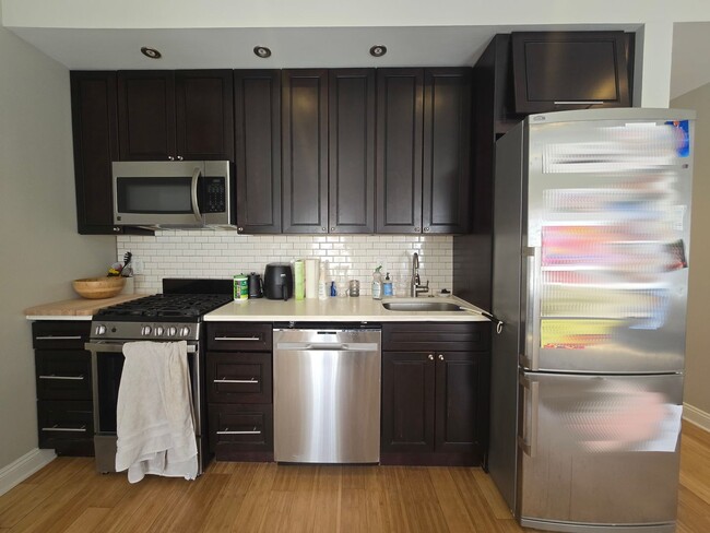 Building Photo - Beautiful bright modern 1 bedroom in the h...