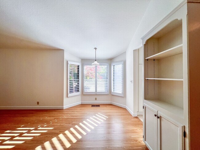 Building Photo - St. Helena – Spacious Two-Bedroom, Two-Bat...