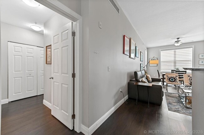 Building Photo - 804 E Windward Way