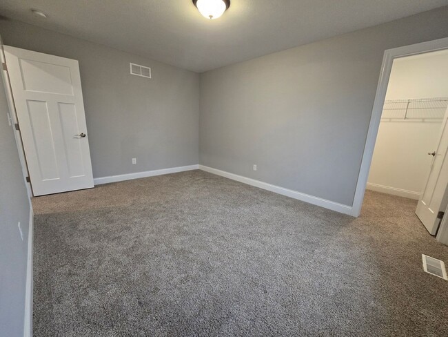 Building Photo - 6 Bedroom Home in Brookridge Estates