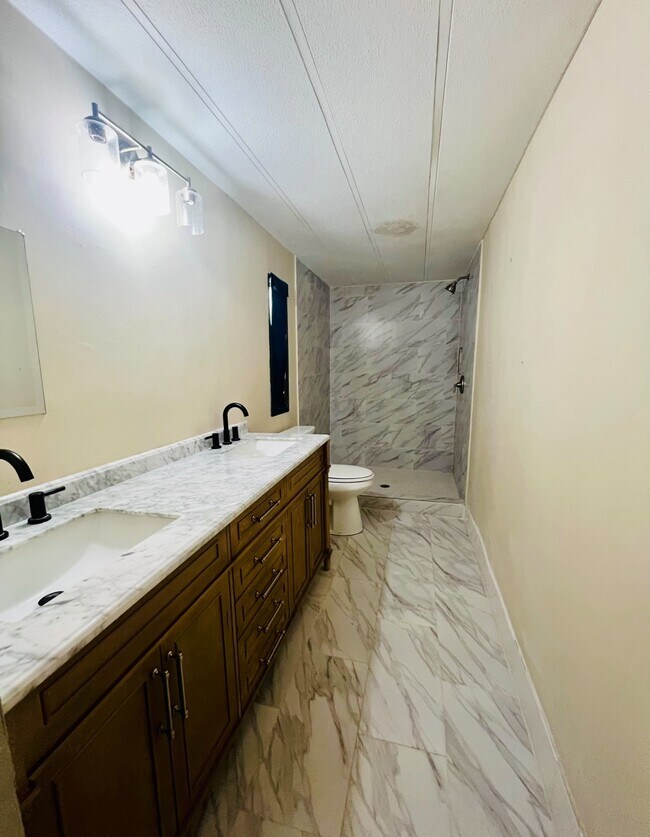 Building Photo - 491 E Sherwood Dr