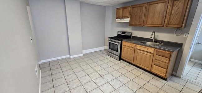 Building Photo - Huge 3-level 3 Bedroom - 2,500 sq/ft!