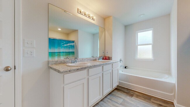 Building Photo - 5 Bedroom / 3 Bathroom Home  in Hammock Bay w/Fenced in Yard