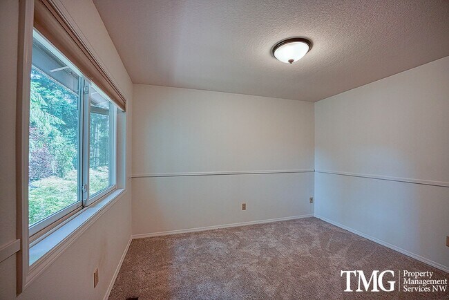 Building Photo - 3841 SE Madsen Ct
