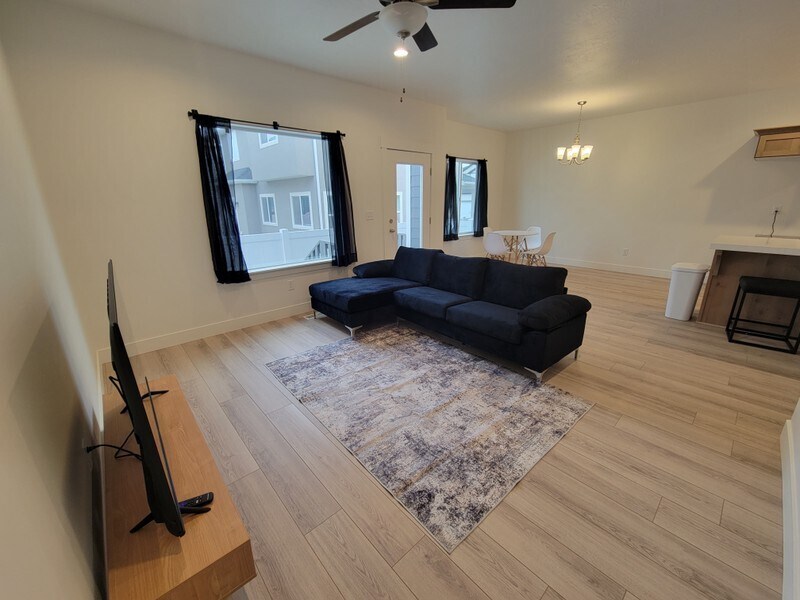 Building Photo - 7244 N Silver Spring Way